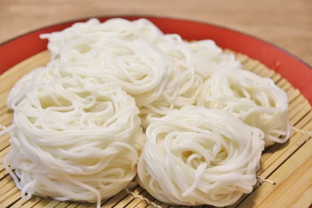 「白だしにレモンを入れるだけ」“レモンオリーブそうめん”が夏にぴったり「さっぱり食べられそう」「暑くて食欲ない日はこれ」