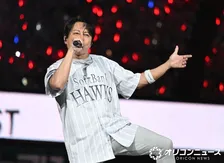 T.M.Revolution 西川貴教、「HOT LIMIT」衣裳の“巻き方講座”動画を公開　ネット爆笑「一体何を見せられたんだ…」「意外と簡単に巻けるのかな」「これがクールビズか」