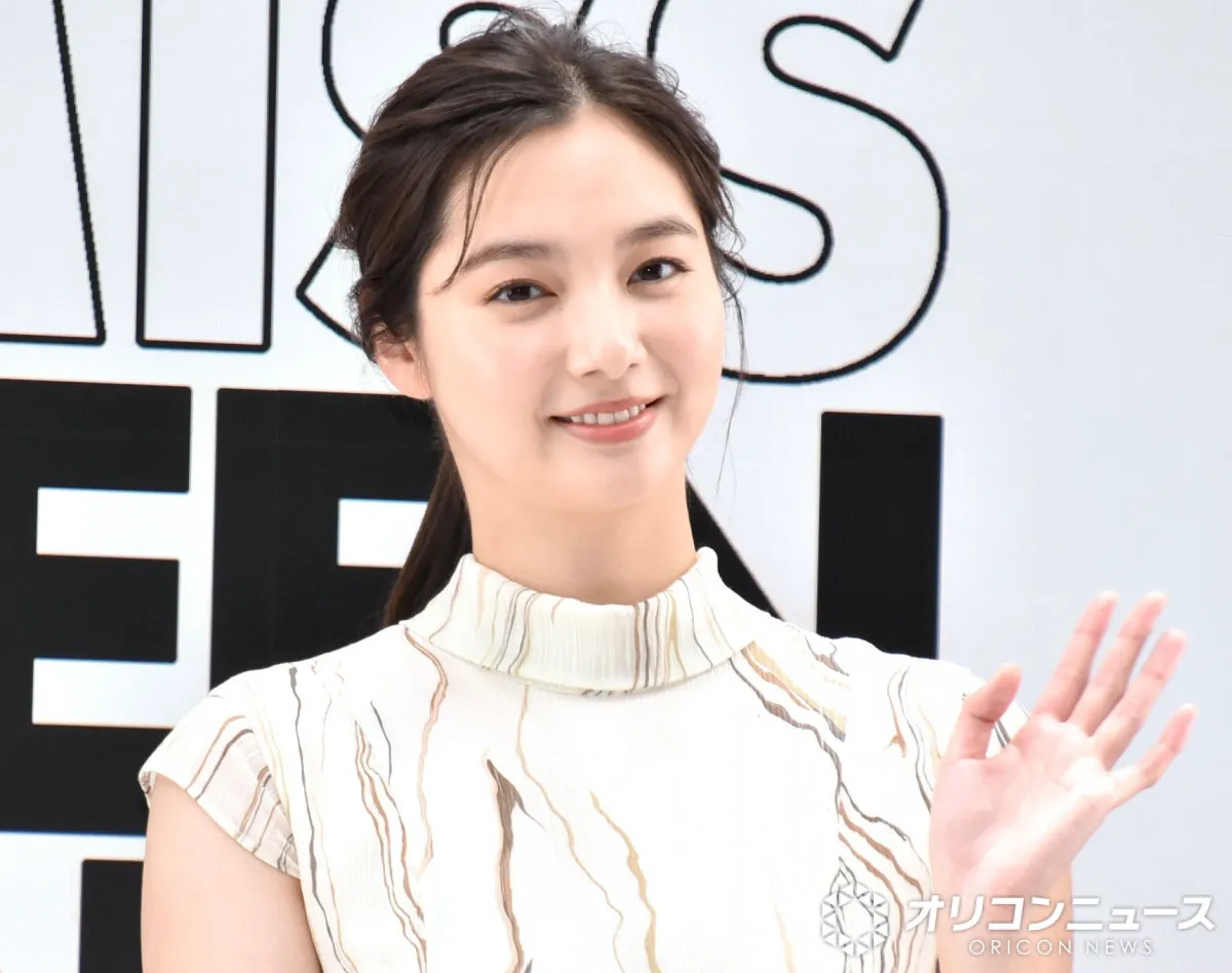 新川優愛「一緒にロケする人に盗撮されてた」泣き笑いの絵文字で明かす　“撮影者”は安藤なつ？ドアップショットも公開「仲良いなぁ」
