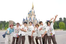 WEST.、東京ディズニーリゾートで“修学旅行”　神山智洋の誕生日サプライズで熱いシャウト