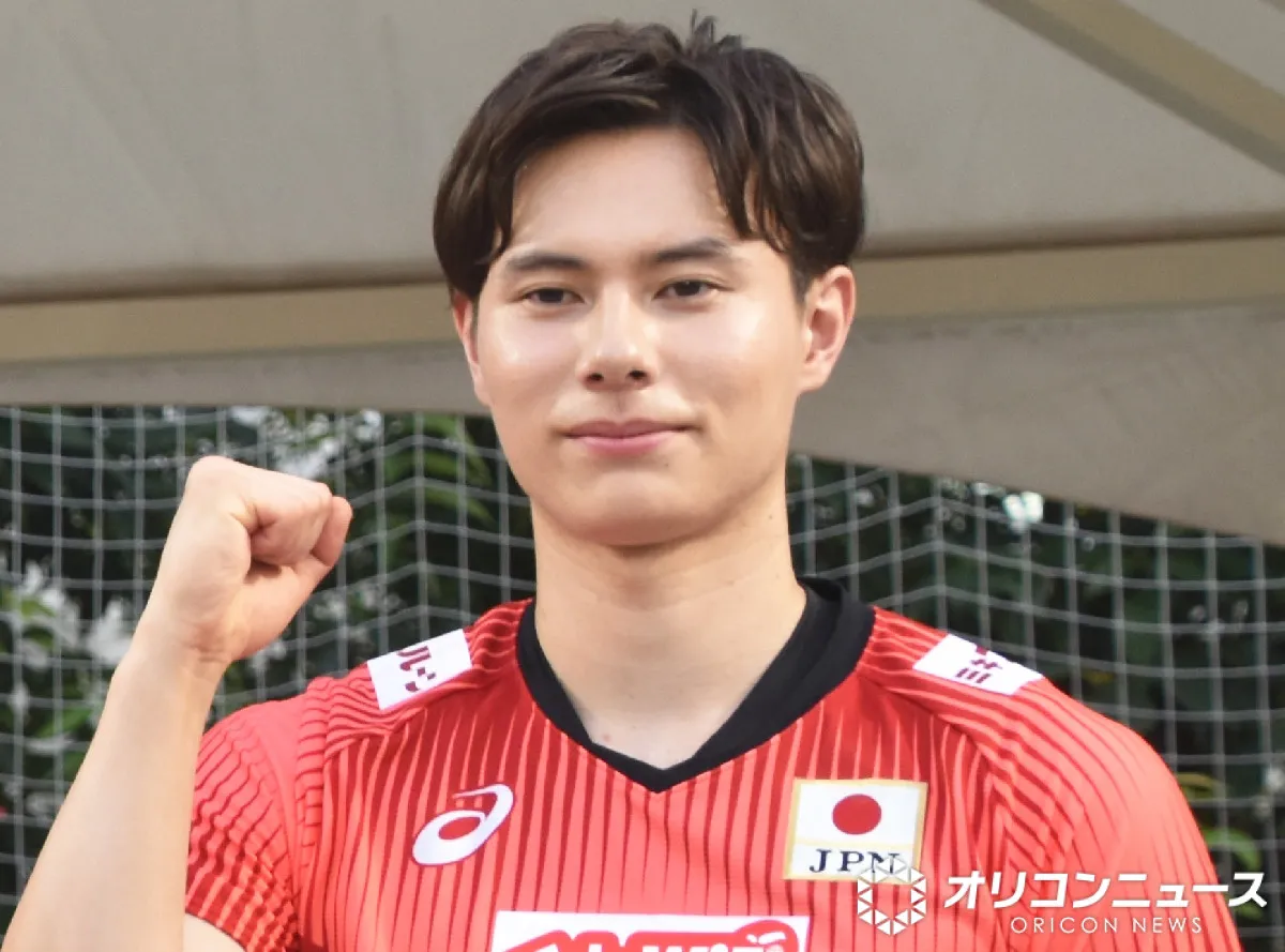 バレーボール日本代表・髙橋藍、もうすぐ1歳の愛犬とくつろぐオフショット公開「バレーしてるときとのギャップがあああああ!!!!!」「たくさん癒されて決勝ラウンドも頑張って」