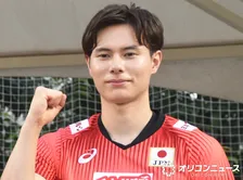 バレーボール日本代表・髙橋藍、もうすぐ1歳の愛犬とくつろぐオフショット公開「バレーしてるときとのギャップがあああああ!!!!!」「たくさん癒されて決勝ラウンドも頑張って」