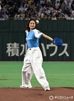 上戸彩、豪快なワインドアップで『サントリードリームマッチ』始球式　原辰徳＆高橋由伸相手に