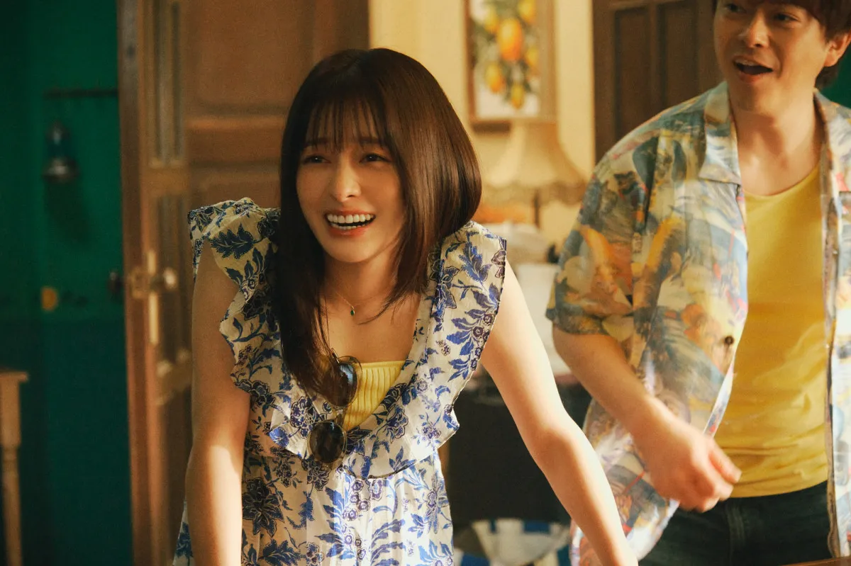 橋本環奈主演『バカンスの法則』初回から衝撃の展開　“西上”チェ・ジョンヒョプの正体が判明＆新たな出演者解禁【第1話ネタバレあり】