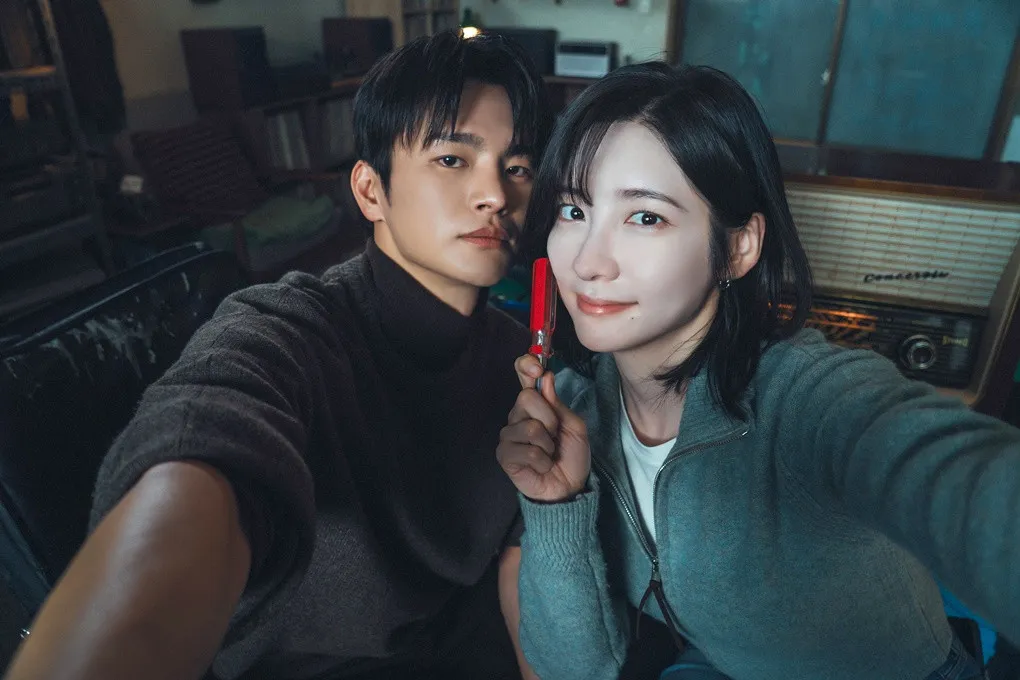ソ・イングク＆パク・ジヒョン、息ぴったりの“密着”オフショット　韓国ドラマ『残念ながら明日も出勤です！』、3週連続でPrime Video非英語圏1位【あす最終回】