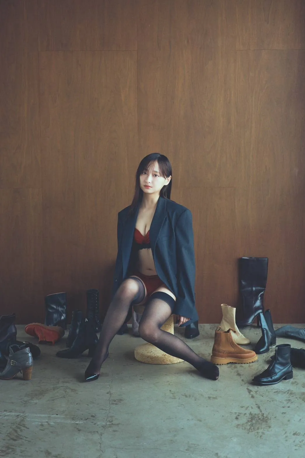 影山優佳、大人の色気まとう“袋とじ”カット解禁　初エッセイ集『影まで愛して』に収録