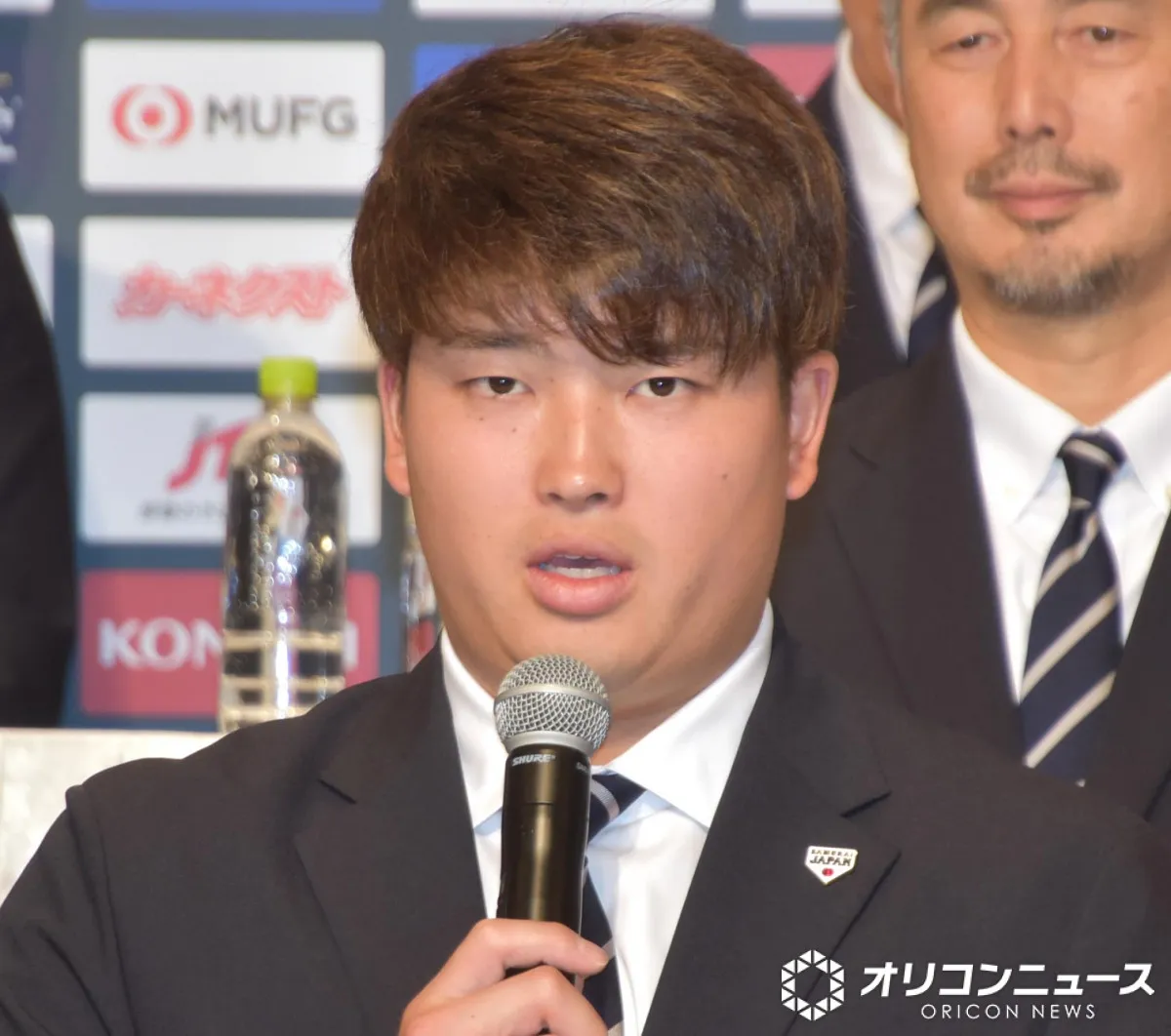 【MLB】村上宗隆、父母との“顔出し”家族ショットに反響「お母さん、背が高い！」「若くて素敵」　始球式に両親が登場