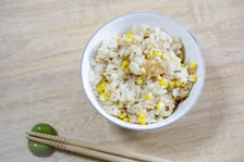 「しょうゆじゃなくていいのか！」旬の”とうもろこしご飯”にまさかの調味料、ヒガシマルの裏ワザに「その手があったか」の声