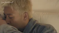 イケメンハンバーガーショップ店長と美人タレントがヴィラで一夜過ごす　ベッドでの“熱烈キス”に峯岸みなみら大絶叫