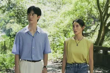 土屋太鳳主演『マッチング TRUE LOVE』、クァク・ドンヨン“ソンイル”が佐久間大介“吐夢”に詰め寄る　場面写真解禁