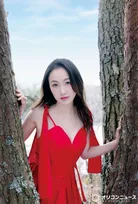 登山家・野口健の長女・野口絵子、しなやか美ボディ披露　真っ赤なドレス姿で息をのむ美しさ…デジタル写真集で新たな魅力