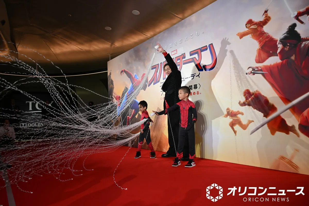 中村獅童＆陽喜＆夏幹、親子3人で『スパイダーマン』イベントに登場　3人で仲良く糸投げ