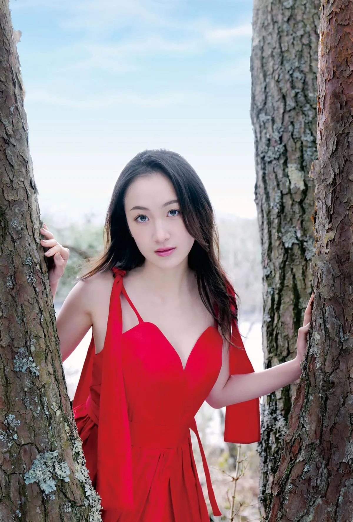 ミス日本グランプリ＆「海の日」野口絵子、大自然の中でドレス姿を披露　写真集『デジタル原色美女図鑑』発売