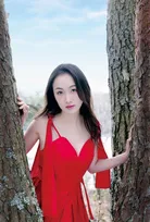 ミス日本グランプリ＆「海の日」野口絵子、大自然の中でドレス姿を披露　写真集『デジタル原色美女図鑑』発売