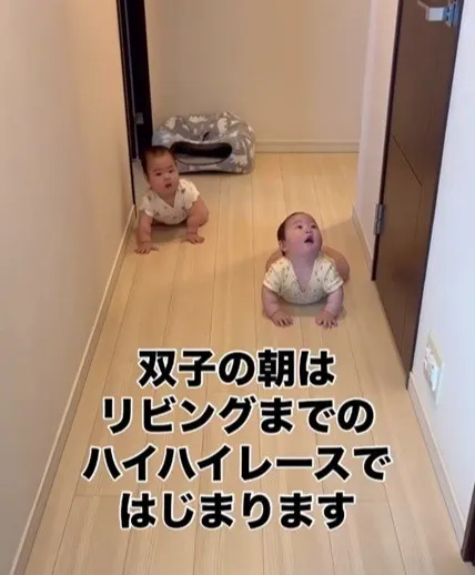 「最後はおいでおいでーって…」気にかける兄とマイペースな妹、毎朝恒例の双子ハイハイレースに1.8万いいね
