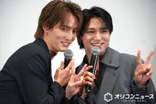 正門良規＆川島如恵留、超至近距離の撮影もノリノリ　“私服”も偶然の一致「僕とまったく同じスウェットを」