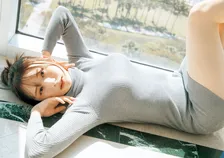 日向坂46藤嶌果歩、大人なタイトニット姿の初カット　1st写真集『果実の歩幅』