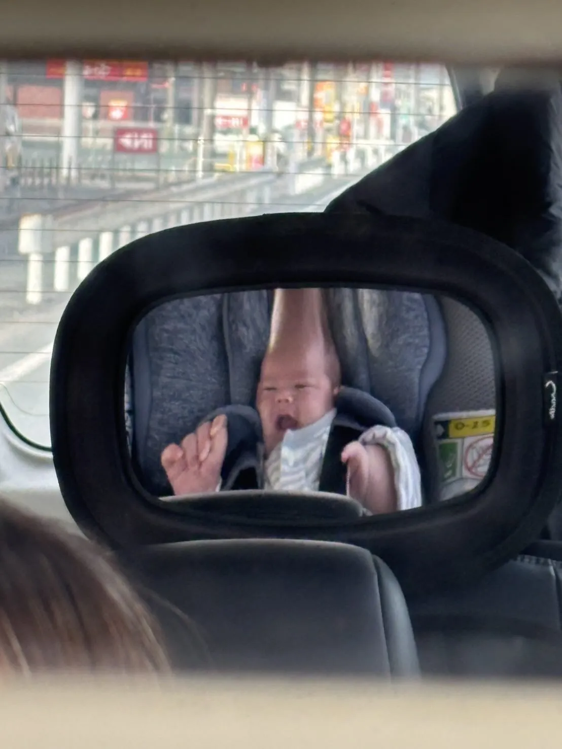「頭伸びててしんどいwww」ベビーミラーに映った我が子の衝撃的な姿に思わず2度見…コメント欄はベビーミラー会場に