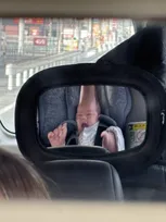 「頭伸びててしんどいwww」ベビーミラーに映った我が子の衝撃的な姿に思わず2度見…コメント欄はベビーミラー会場に