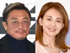 秋山成勲、172センチ“スタイル抜群”長女と手つなぎショットに反響　51歳の誕生日を妻・SHIHOらがハワイで祝福