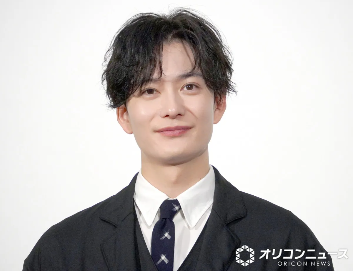 岡田将生、迫力ある劇中から一転　撮影現場で見せた“ギャップ全開”オフショット『殺し屋たちの店2』共演者らが公開