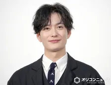 岡田将生、迫力ある劇中から一転　撮影現場で見せた“ギャップ全開”オフショット『殺し屋たちの店2』共演者らが公開