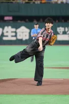 高橋文哉、サッカー映画主演として東京ドームのマウンド登板…見事なノーバウンド投球