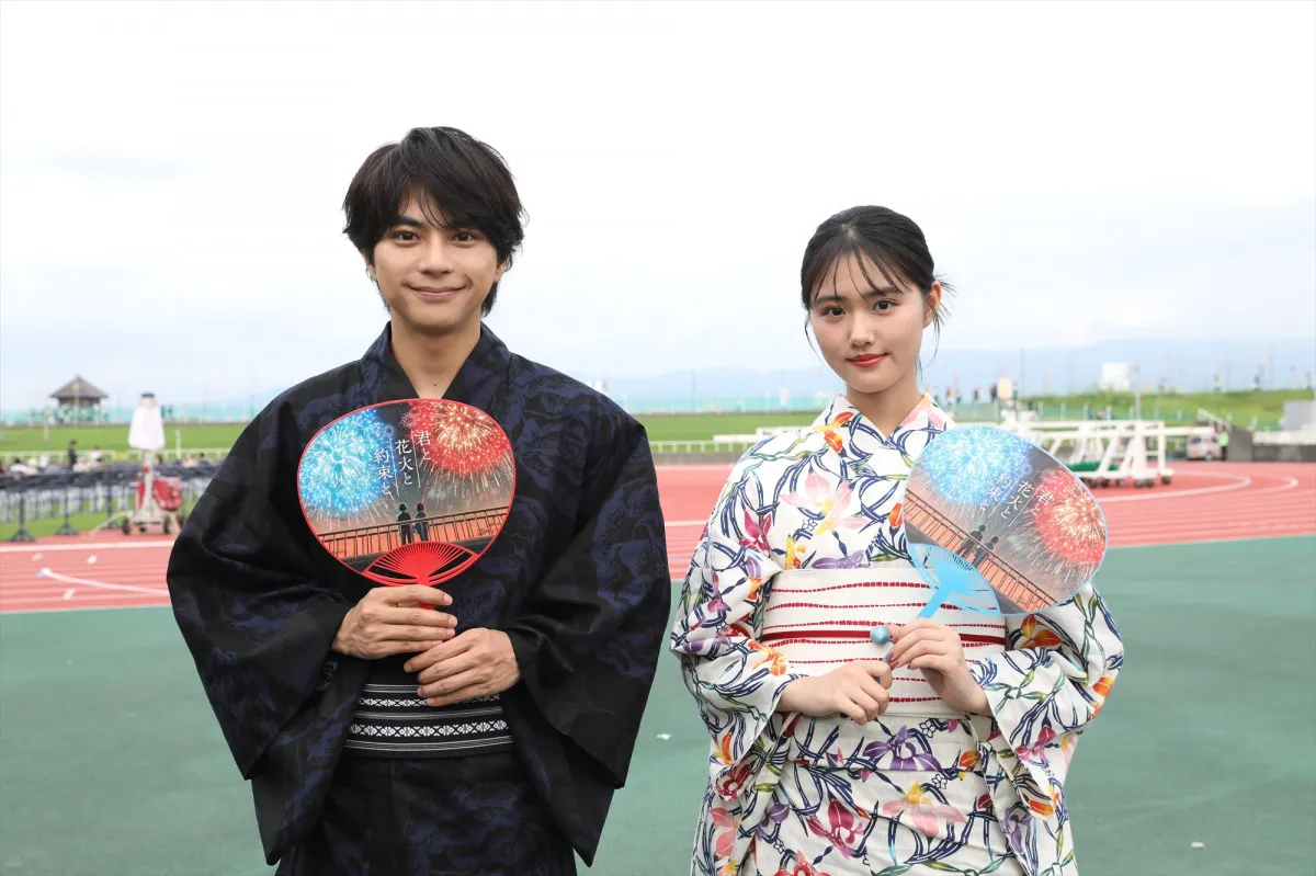 佐藤勝利＆原菜乃華、長岡花火大会にサプライズ登場　映画の“双子花火”再現に思わず「わあ」