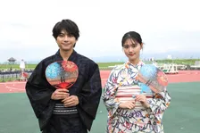 佐藤勝利＆原菜乃華、長岡花火大会にサプライズ登場　映画の“双子花火”再現に思わず「わあ」