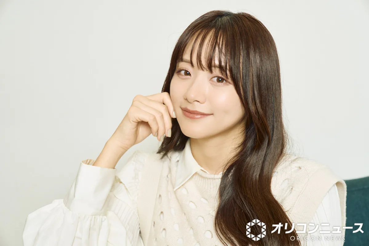 森香澄、美ワキ＆鎖骨あらわな仰向け自撮りショット　韓国の公園で“ピクニック”のオフショット公開「目の保養」「めっちゃ可愛い過ぎ～」
