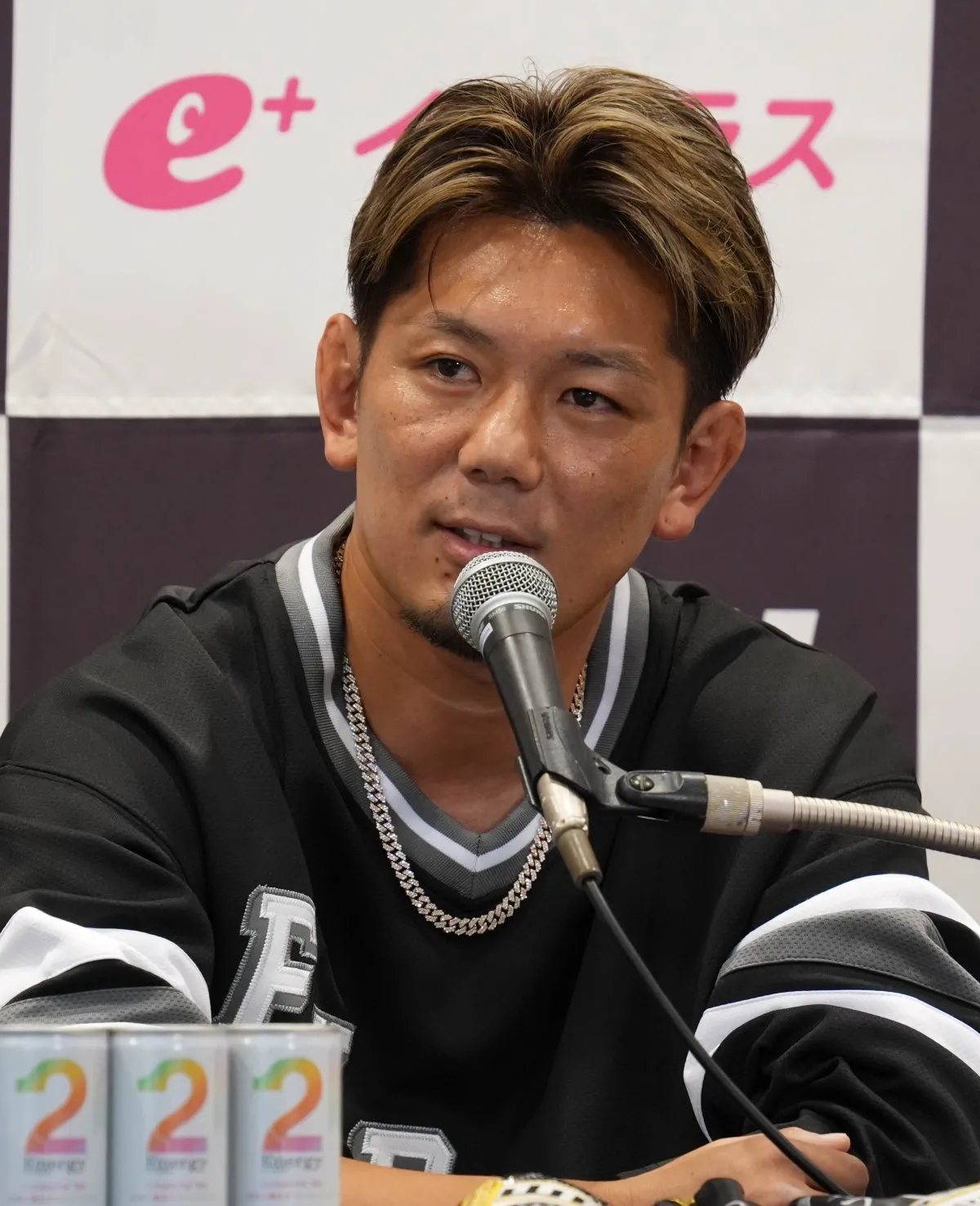 皇治、“愛車”の2400万円・日産“希少名車”公開に反響「国産も似合うしなんでも似合う」「カッコよ過ぎ」