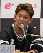 皇治、“愛車”の2400万円・日産“希少名車”公開に反響「国産も似合うしなんでも似合う」「カッコよ過ぎ」