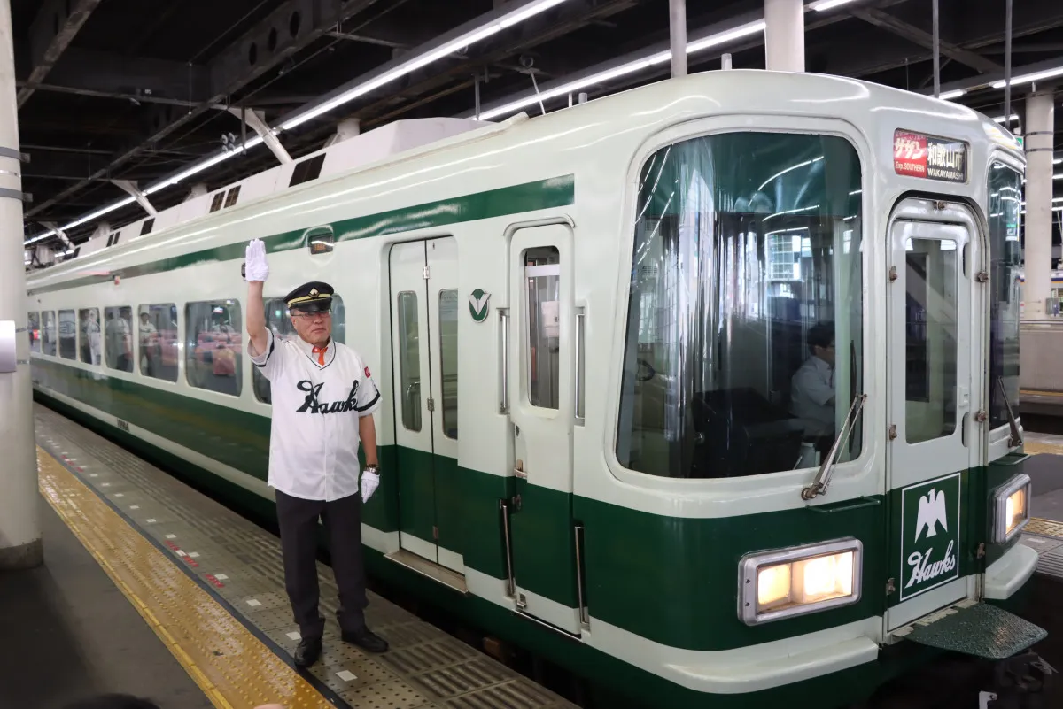 南海なんば駅の係員が「南海ホークス」ユニフォーム姿を披露　「南海ホークス復刻ナイターin大阪」盛り上げ