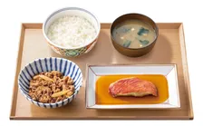 吉野家、新定食「金目鯛の煮付け」登場　「牛肉だけでなく魚メニューもお楽しみいただきたい」【概要・価格】