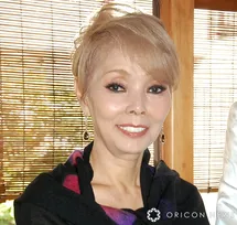 研ナオコ、自宅テラスのハイビスカスが開花　夏らしいガーデニングに反響「真っ赤なお花とてもきれい」「葉っぱも美しいです」
