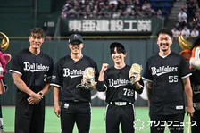 なにわ男子・藤原丈一郎、オリックスレジェンドに囲まれて始球式に　審判役・糸井嘉男がデカすぎて「ストライクゾーンが小さく見えた」