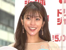 岡副麻希、レーサーの夫＆2歳長女との家族3ショット公開「か、可愛い」「素敵な家族」　長女号泣の“想定外の事態”も