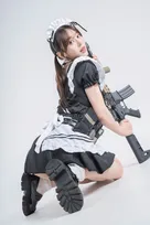フェリス女学院卒“Hカップ”芸術家・音羽美奈、超ミニスカで機関銃　武装ショットも披露「こんな形で仕事に…」