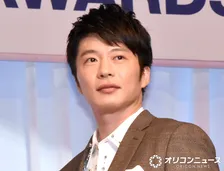 約1年ぶり舞台主演の田中圭、鈴木おさむ一家との“記念写真”を鈴木氏が公開「本当に最高の役者さんです」