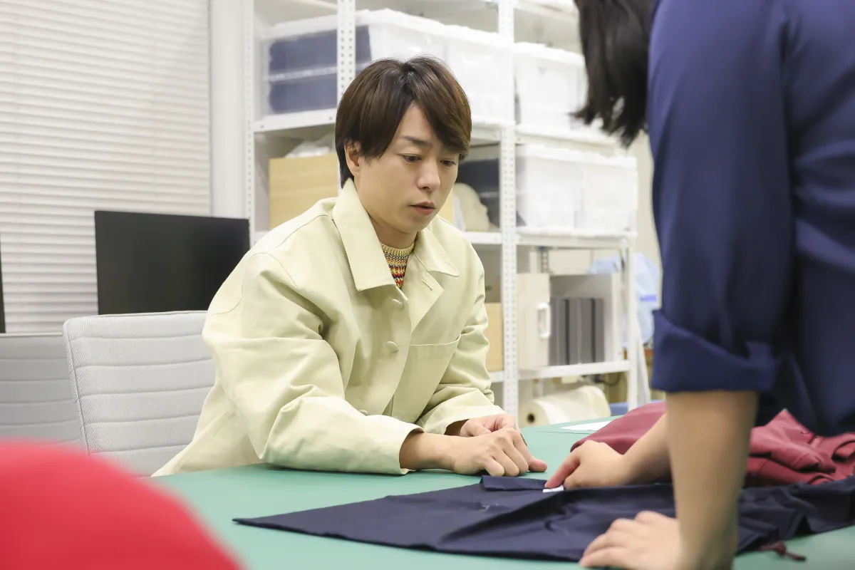 櫻井翔、スウェットを監修　こだわりの“赤”は「ファンの方とも近い距離にある色」