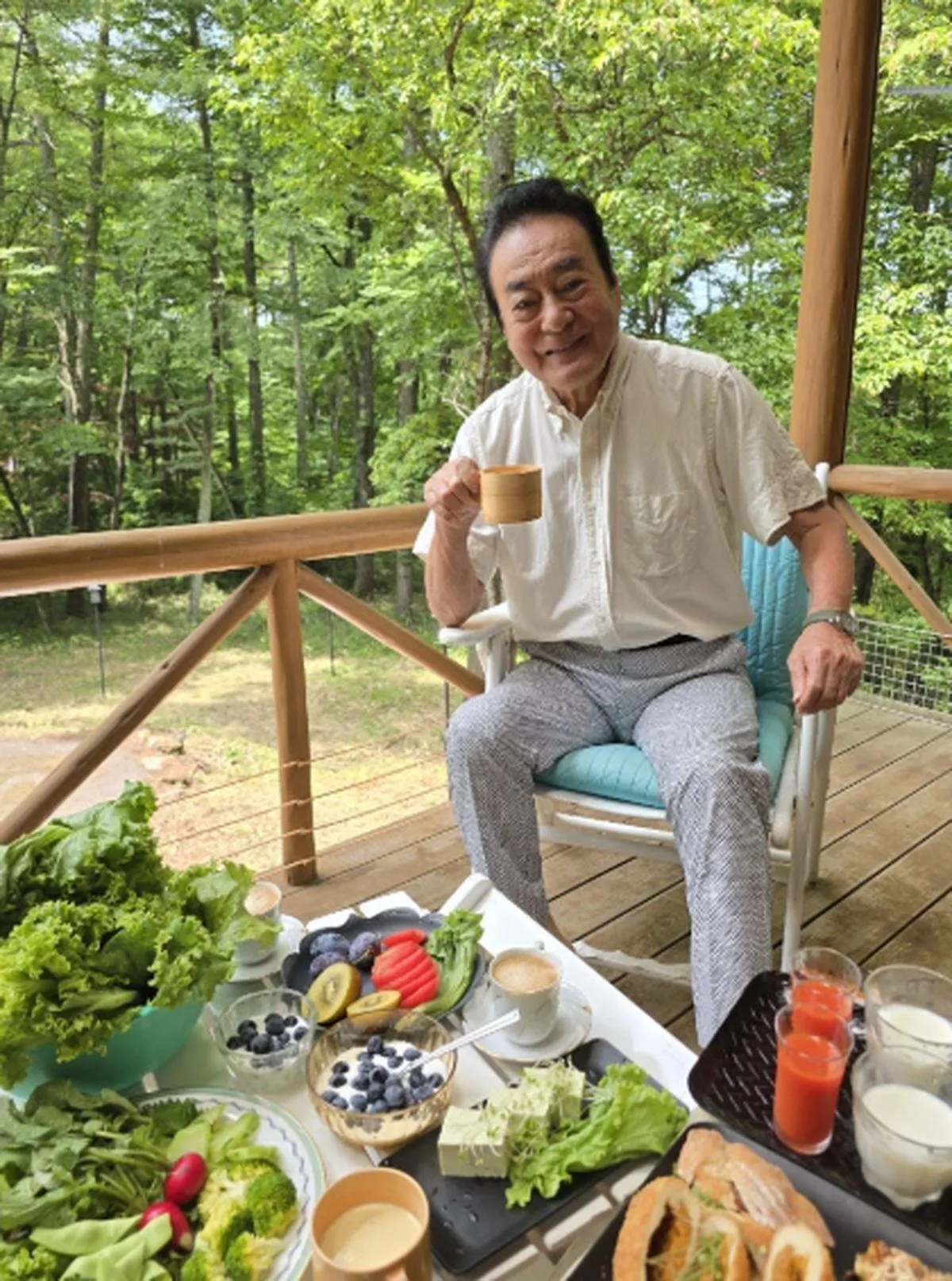 高橋英樹、長野の別荘で“緑いっぱい”妻手作りのブランチを公開「こういう世界があるのですね」「絢爛豪華な高原メニュー」