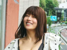 圧巻の迫力ボディを持つアイドル・ちとせよしの、3年ぶり『グラビアン魂』で進化した艶を見せる