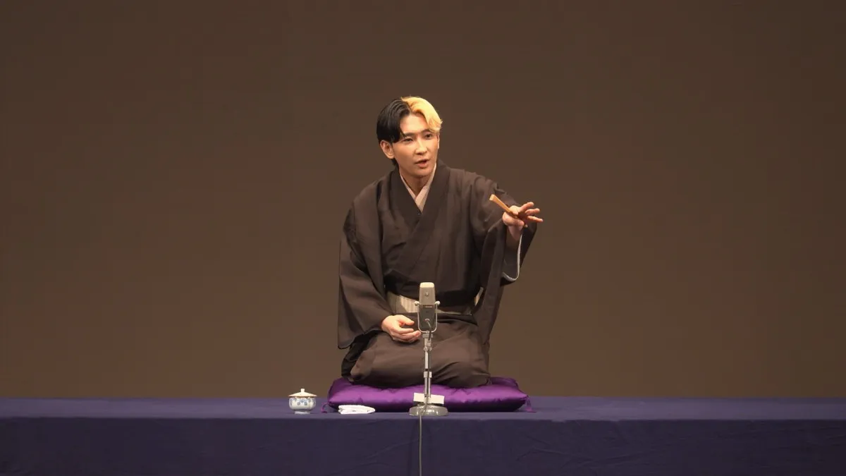 YouTuberヒカル“立川さぎ志”、明治座追加公演をサプライズ発表　初公演で師匠・立川志らくが「めくり」を寄贈