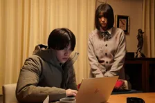 WEST.重岡大毅“航”、”完全犯罪の方法”を生成AIに尋ねる　『5秒で完全犯罪を生成する方法』人物相関図＆新場面写真解禁