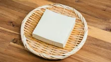 「え、豆腐でアイス？」ピーナッツクリームと木綿豆腐を混ぜて冷やすだけの“濃厚豆腐アイス”がおいしそう