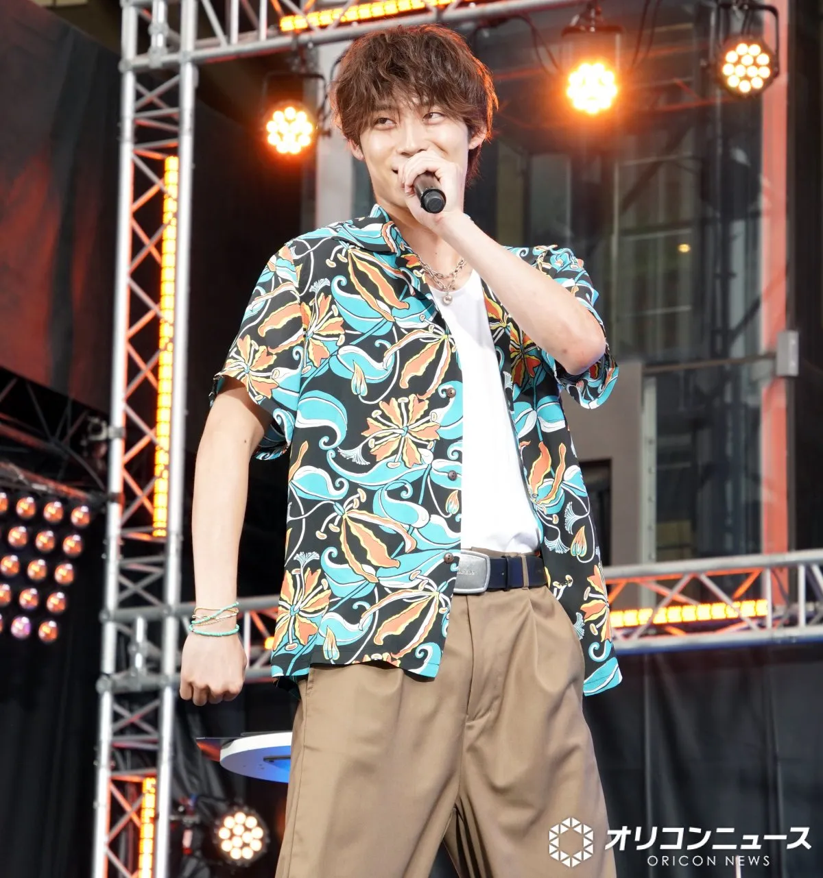 髙松アロハ、『ヒロアカ』オールマイト風の「待ち合わせ」　綱啓永はアロハの大移動で立ち去る
