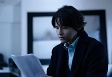 【白鳥とコウモリ】殺人事件の関係者となった2人…松村北斗＆今田美桜、複雑な感情が表現された場面写真が公開
