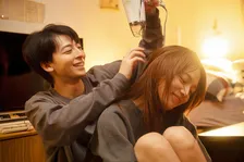 川口春奈に高杉真宙がドライヤー　『ママがもうこの世界にいなくても』日常を捉えた場面写真