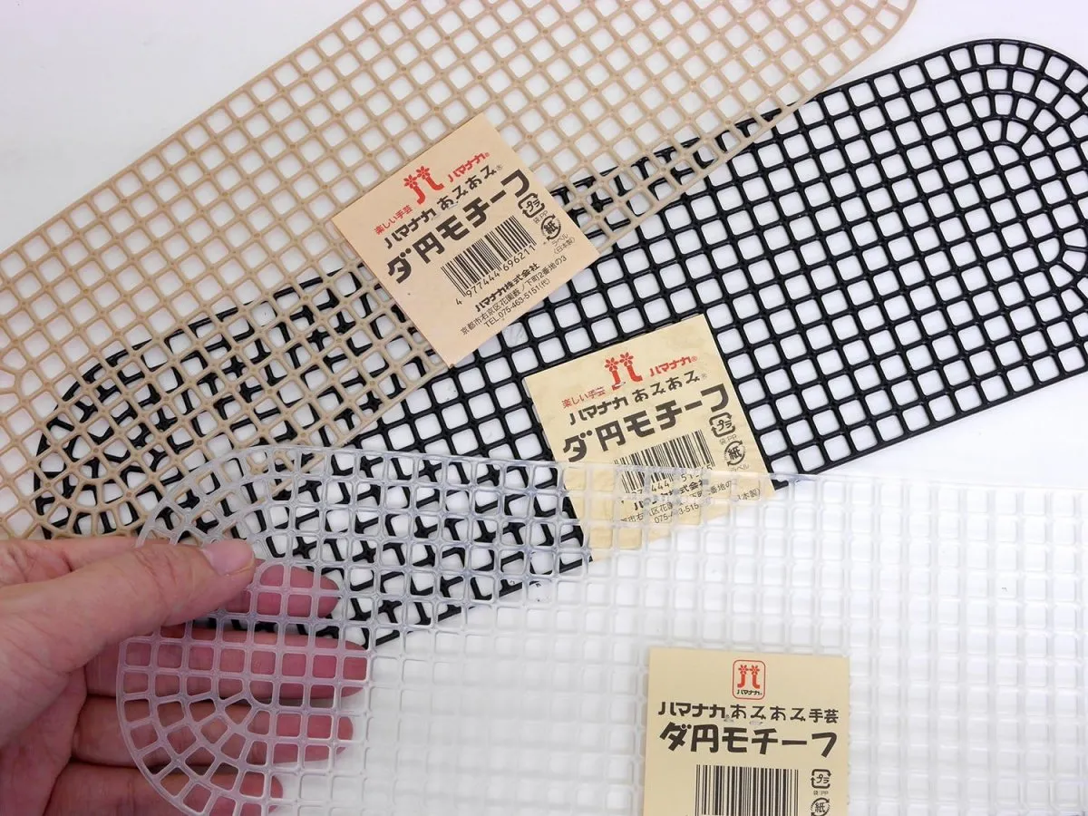 バッグの底がポーチに？ 推しカラーでも楽しめる「編み付けネット」で作る簡単ポーチがかわいい