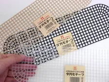 バッグの底がポーチに？ 推しカラーでも楽しめる「編み付けネット」で作る簡単ポーチがかわいい